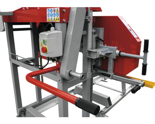 Detailopname van een lintzaag met frame en bedieningselementen