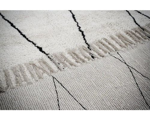 Detail van een berbertapijt met franjes en geometrische motieven