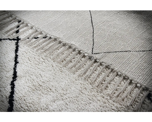 Detailopname van een Berber tapijt met franjes en geometrische patronen