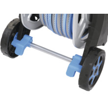 Detail van een tuinslangwagen met wielen en slanghaspel