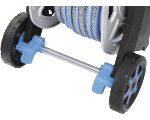 Detail van een tuinslangwagen met wielen en slanghaspel