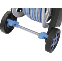 Gedetailleerd aanzicht van een slangwagen met wielen en handgreep