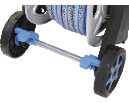 Gedetailleerd aanzicht van een slangwagen met wielen en handgreep