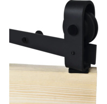 Detail van een zwarte schuifdeurbevestiging op een houten plank.