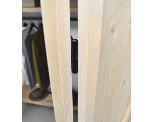 Zwart scharnier op houten deur