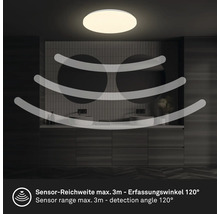 Plafondlamp met sensor in een badkamer met wastafels