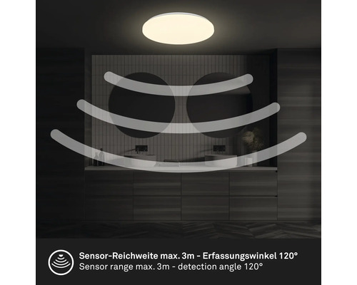 Plafondlamp met sensor in een badkamer met wastafels