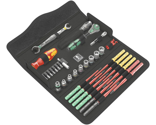 Gereedschapsset met moersleutels, ratel, doppen en schroevendraaiers in zwarte gereedschapstas