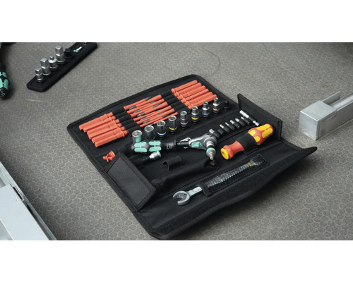 Gereedschapsset met doppen, schroevendraaiers en ratels in zwarte tas