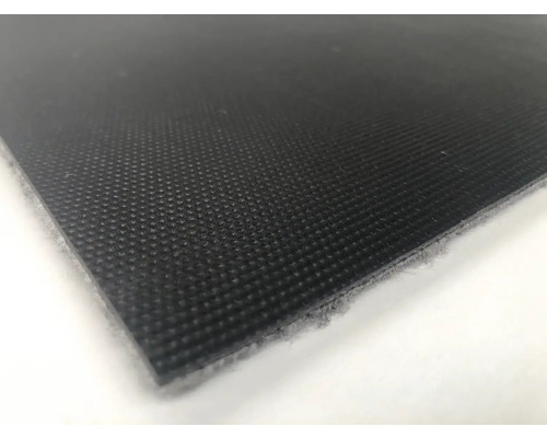 Zwart tapijtstuk met geweven textuur