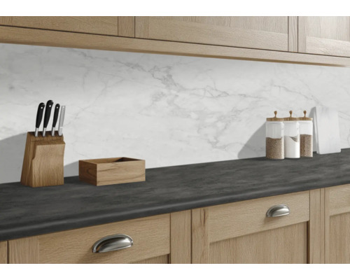 Keukenscène met werkblad, messen, containers en keukengerei.