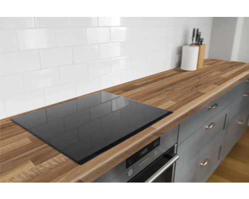 Keukenscène met kookplaat en houten werkblad