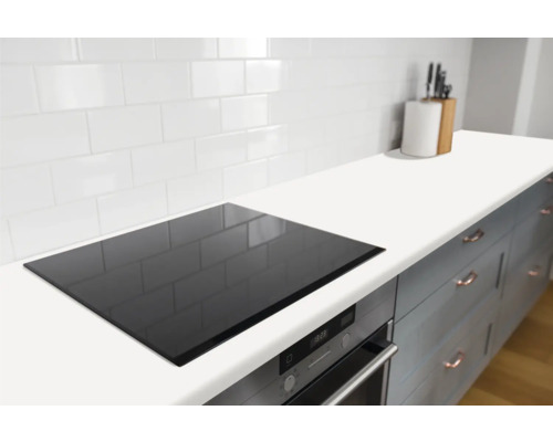 Zwarte kookplaat ingebouwd in een moderne keuken.