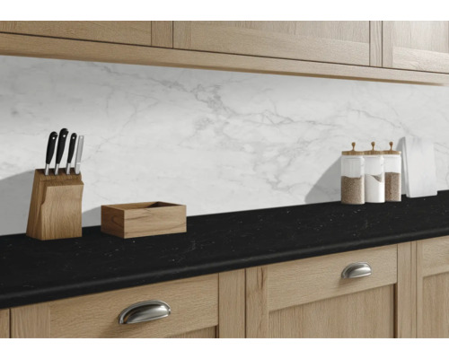 Keukenscène met werkblad, messen, containers en marmeren muur