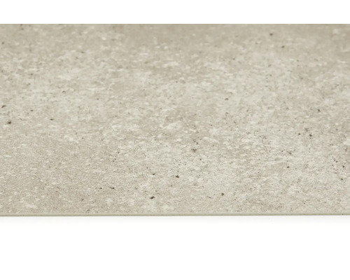 Close-up van een grijze vloertegel met een gestructureerd oppervlak