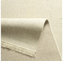 Beige tapijt met franjes en geweven textuur