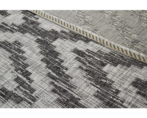 Detail van een geweven tapijt met geometrisch patroon