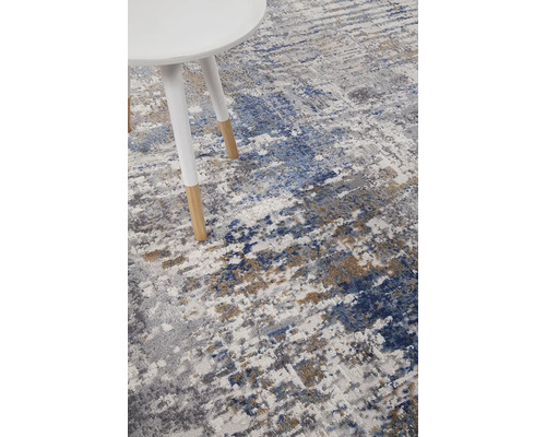 Vloerkleed met abstract patroon en kleine bijzettafel