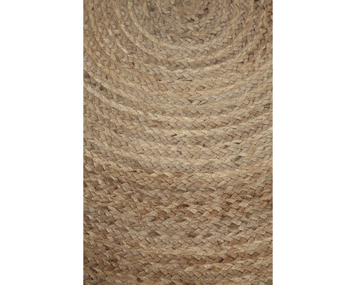 Detailopname van een rond vloerkleed van gevlochten natuurmateriaal