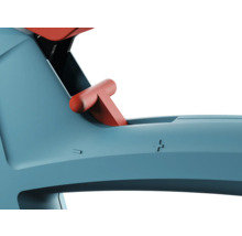 Detail van een kinderzitje met rode handgreep