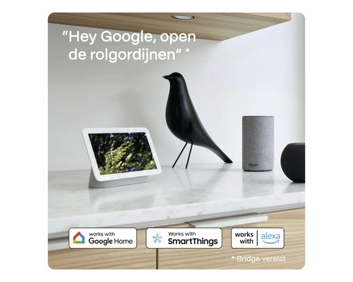 Slimme apparaten op een aanrecht met het opschrift Hey Google, open de rolluiken