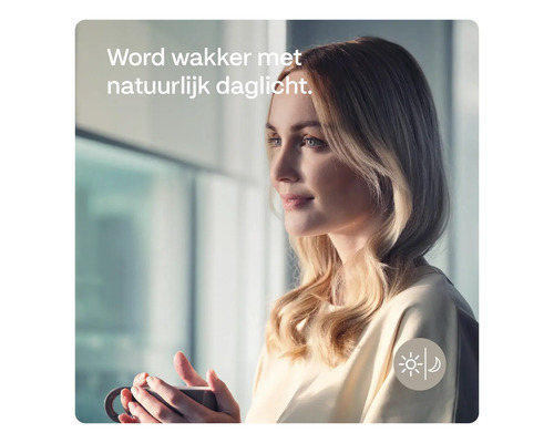 Vrouw houdt beker vast met de tekst: Word wakker met natuurlijk daglicht.