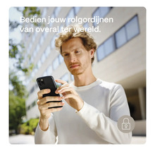 Man bedient rolluiken met een smartphone.