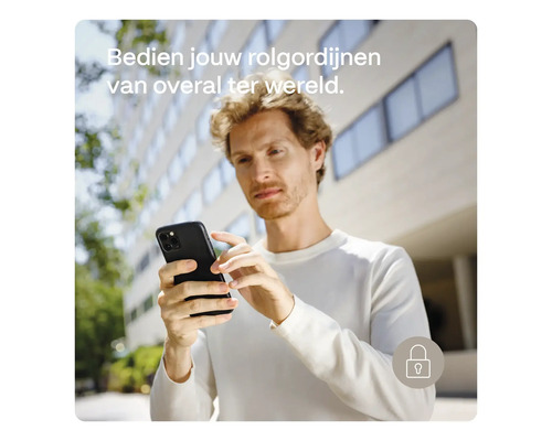 Man bedient rolluiken met een smartphone.