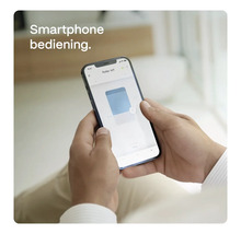 Een persoon bedient een rolluik met een smartphone app.