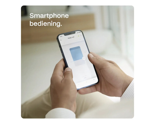 Een persoon bedient een rolluik met een smartphone app.