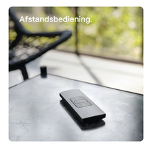 Afstandsbediening op een tafel