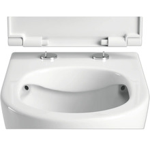 Wandbidet met open toiletdeksel voor de badkamer