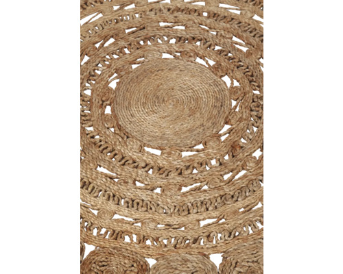 Detail van een rond jute vloerkleed met decoratieve elementen