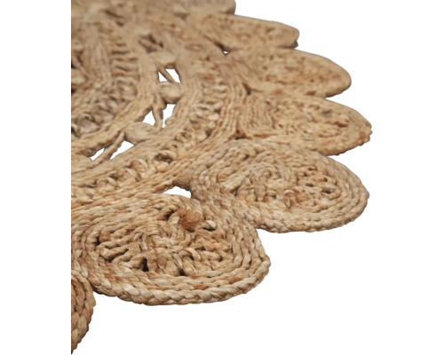 Detail van een rond vloerkleed van natuurlijke vezels met een bloembladmotief