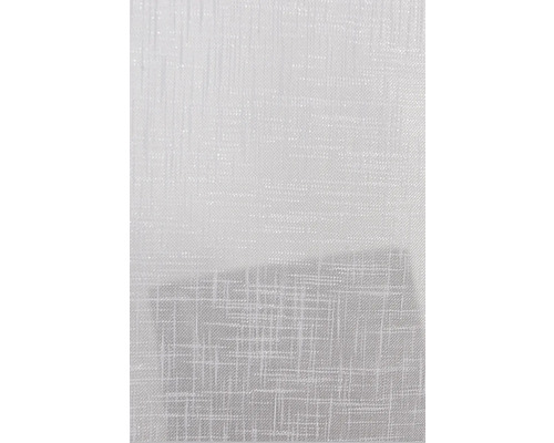 Gedetailleerde afbeelding van een witte, transparante gordijnstof met een geweven motief