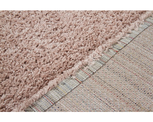 Detailopname van een shaggy tapijt met een hoge pool en een textiele rug