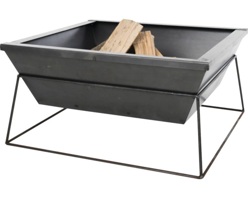 Vuurschaal van staal met blokken hout