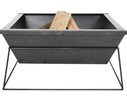 Vuurschaal van metaal met houtblokken