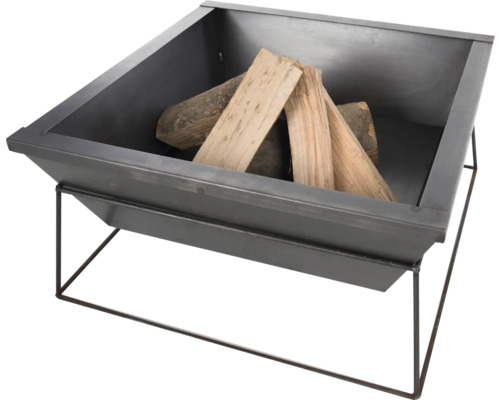 Vuurkorf van metaal met brandhout