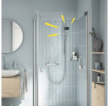 Badkamer met douche, wastafelonderkast en spiegel