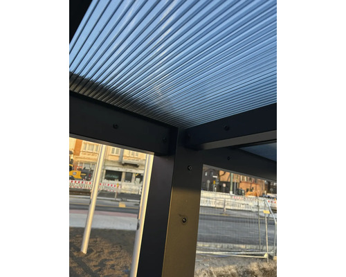 Detailaanzicht van een terrasoverkapping met onderconstructie