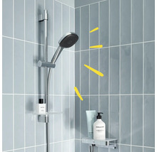 Douche met glijstang, planken en verzorgingsproducten in de badkamer