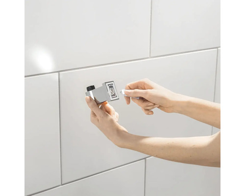 Installatie van een magnetische deurstopper in de badkamer