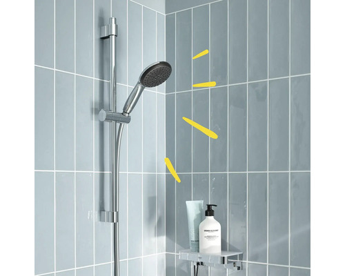 Douchekop en douchestang in een modern betegelde douchecabine