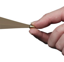 Hand houdt steensnijgereedschap vast