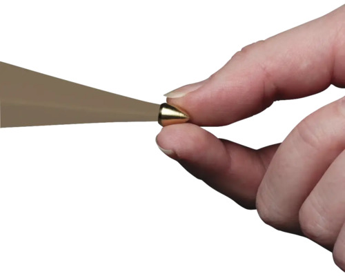 Hand houdt steensnijgereedschap vast