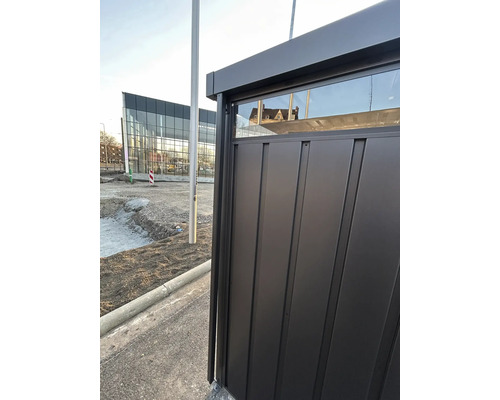 Detailaanzicht van een zwarte gereedschapsschuur met raam