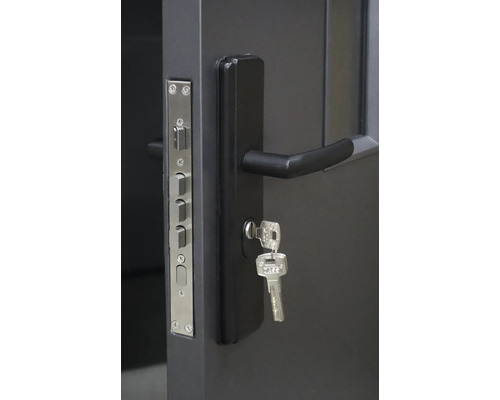 Deurbeslag met sleutel in het slot