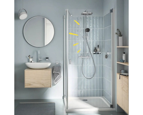 Moderne badkamer met douchecabine, wastafel en spiegel