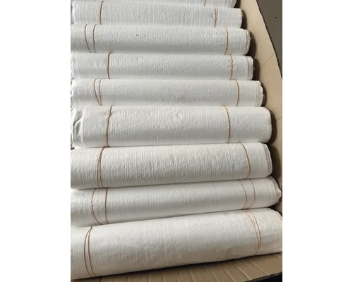 Stapel witte zandzakken in een doos